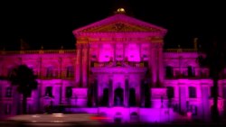 남아공화국 케이프타운 시청이 데스몬드 투투 명예 대주교 선종을 애도하며 보라색 조명을 밝히고 있다.