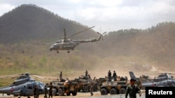 ទាហាន​កម្ពុជា​និង​ទាហាន​ចិន​ចូលរួម​ក្នុង​ពិធី​បើក​ការ​ធ្វើ​សមយុទ្ធ​យោធា​រួម​គ្នា​ក្នុង​ខេត្ត​កំពង់ស្ពឺ កាល​ពី​ថ្ងៃ​ទី ១៧ ខែ មីនា ឆ្នាំ ២០១៨។