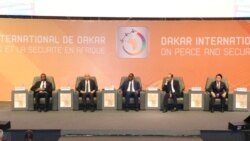 CICAD (Diamniadio), le Président Macky Sall (au centre) entouré par le PM français (gauche) et le Président de la Mauritanie (droite), le 18 novembre 2019. (VOA/Seydina Aba Gueye)