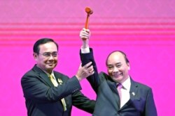 លោក​ Prayuth Chan-Ocha នាយករដ្ឋមន្ត្រី​ថៃ​ប្រគល់​ញញួរ​ដែល​បង្ហាញ​ពី​តួនាទី​ជា​ប្រធាន​អាស៊ាន​ទៅ​ឱ្យ​លោក​ Nguyen Xuan Phuc នាយករដ្ឋមន្ត្រី​វៀតណាម នៅ​ក្នុង​ក្រុង​បាងកក​ ប្រទេស​ថៃ កាលពី​ថ្ងៃទី៤ ខែវិច្ឆិកា ឆ្នាំ២០១៩។