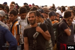 Migrants on the Hungarian-Serbian border. (Photo: H. Fahim/VOA)