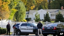Policija ispred kuće Hilari i Bila Klintona