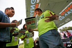 Saylov kampaniyasida ko'ngilli sifatida ishtirok etayotgan yoshlar guruh rahbaridan ko'rsatma olmoqda.