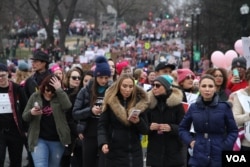 ក្បួន​ដង្ហែរ​ស្ត្រី​ឬ​ដែល​ហៅថា «Women's March‍» នៅ​ក្នុង​រដ្ឋធានី វ៉ាស៊ីនតោន កាលពី​ថ្ងៃទី២១ ខែ​មករា ឆ្នាំ២០១៧។ (រូបថត​ដោយ ស្រេង លក្ខិណា/VOA Khmer)
