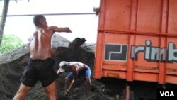 Ditutupnya kawasan penambangan memaksa warga bekerja di depo penjualan yang berada jauh di hilir. (Foto: VOA/Nurhadi)