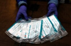 Un employé de pharmacie montre des masques de protection de type KN95 à Ronda, en Espagne, le 16 avril 2020.