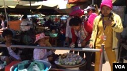 កម្មកររោងចក្រទិញអាហារតាមបណ្តោយផ្លូវជាតិលេខ២នៅពេលសម្រាកអាហារថ្ងៃត្រង់ (ផន បុប្ផា​ វីអូអេ ខ្មែរ)