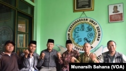 Perwakilan sejumlah komunitas lintas iman di Yogyakarta, Sabtu (16/3/2019) melakukan aksi solidaritas di Pondok Pesantren Nurul Ummahat Kotagede, mengecam keras penembakan masjid di Selandia Baru. (Foto: Munarsih Sahana/VOA).
