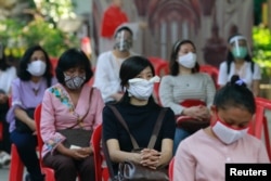 Para jemaah mengenakan masker saat menghadiri misa di hari pertama pembukaan gereja setelah pelonggaran pembatasan di tengah pandemi virus corona di Jakarta, 12 Juli 2020. (Foto: Reuters)