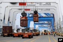 미국 동부 볼티모어항에서 컨테이너를 하역하고 있다.