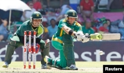 Pakistan's wicket keeper Kamran Akmal (L) watches South Africa's Colin Ingram as he plays a shot during an international cricket match in Bloemfontein, 2013. (REUTERS/Siphiwe Sibeko)