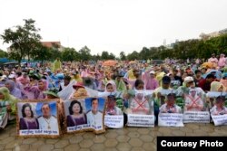 ក្រុម​និស្សិត​និង​ប្រជាពលរដ្ឋ​ប្រមាណ​៤០០​នាក់​ បាន​មក​ជួបជុំ​គ្នា​នៅ​ឯ​ទី​លានប្រជាធិបតេយ្យកាល​ពី​ថ្ងៃ​អាទិត្យ​ទី១៣ ខែ​កញ្ញា ឆ្នាំ​២០១៥ ដើម្បី​ធ្វើ​ការ​តវ៉ា​ស្នើ​សុំ​ឲ្យ​លោក​នាយរដ្ឋមន្ត្រី ​ហ៊ុន សែន​ ជំរុញ​ឲ្យ​អាជ្ញាធរ​ខេត្ត​កំពត​អនុវត្ត​អនុក្រឹត្យ​មួយ​ដែល​ចេញ​ដោយ​រដ្ឋាភិបាល​កាល​ពី​៣​ឆ្នាំ​មុន​សម្រាប់​ការ​បែងចែក​ដីធ្លី​មួយ​កន្លែង​ក្នុង​ស្រុក​ឈូក​ខេត្ត​កំពត។​ (រូបថត​ផ្តល់​ឲ្យ)