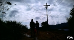 谢先生带记者来到泰缅界山的一处偷渡小径。（美国之音朱诺拍摄，2016年2月13日）