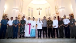 Forkompimda Jawa Timur saat mengunjungi Gereja Katolik Hati Kudus Yesus, Katedral Surabaya, saat Misa Malam Natal. (Foto: VOA/ Petrus Riski).