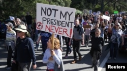 Para demonstran anti-Trump melakukan unjuk rasa di Golden Gate Park, di San Francisco, California (foto: dok).