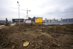 塞尔维亚兹雷尼亚宁一家中国汽车轮胎工厂的施工现场。（2021年11月18日）