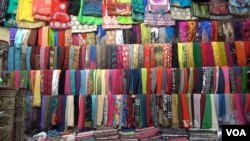 Salah satu toko milik imigran di distrik Northland, kota Columbus, Ohio. (Soh/VOA)