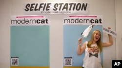 Booth selfie dengan pernak-pernik kucing di CatCon, Los Angeles
