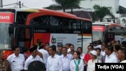 Presiden Jokowi berbincang-bincang dengan Walikota Bandung Ridwan Kamil saat akan meninjau Masjid Agung Bandung, Kamis, 16 April 2015 (Foto: VOA/Tedja).