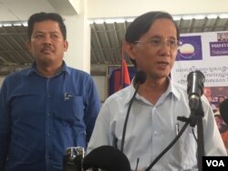 លោក​ យឹម សុវណ្ណ​ អ្នកនាំពាក្យ​គណបក្ស​ប្រឆាំង កាលពី​ថ្ងៃ​ ទី​ ១៧​ ខែ​ ឧសភា​ ឆ្នាំ​ ២០១៧​ ធ្វើ​សន្និសីទ​ព័ត៌មាន​នៅ​ទីស្នាក់​កណ្តាល​គណបក្ស​សង្គ្រោះ​ជាតិ​ អំពី​ការរក្សាទុក​អនុ​ប្រធាន​បី​រូប​របស់​គណបក្ស។ (ហ៊ុល រស្មី​/VOA)