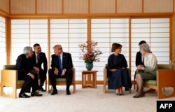 U.S. President Donald Trump (3rd R) talks with Japan's Emperor Akihito (L) while his wife Melania (3rd R) talks with Empress Michiko (R) at the Imperial Palace in Tokyo, Nov. 6, 2017.