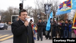 دولقون عیسی، رئیس کانگرۀ جهانی اویغور در تبعید به سر می برد