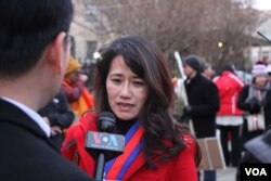 លោកស្រី Janet Seng ប្រធានចលនាស្រ្តីគណបក្សសង្រ្គោះជាតិ និយាយ​ទៅ​កាន់​អ្នក​យក​ព័ត៌មាន​ VOA អំឡុងពេល​បាតុកម្ម​នៅ​មុខ​ស្ថាន​ទូតកម្ពុជា ក្នុង​រដ្ឋធានីវ៉ាស៊ីនតោន កាលពីថ្ងៃទី១០ ខែធ្នូ ឆ្នាំ២០១៧។ (ណឹម សុភ័ក្រ្តបញ្ញា/VOA)