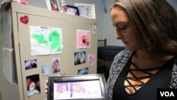 Allison Norland holds a photo of her deceased daughter, July 18, 2017. (J. Swicord, VOA)