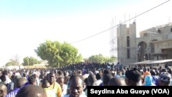 Les fidèles se bousculent devant la demeure du défunt Khalife à "Gouye Mbinde" (à proximité de la grande mosquée de Touba) pour accéder au mausolée, Touba, Sénégal, 10 janvier 2018. (VOA/ Seydina Aba Gueye)