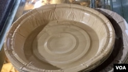 Shops in Sikkim use plates made of paper or leaf to serve customers in Gangtok. (A. Pasricha/VOA)