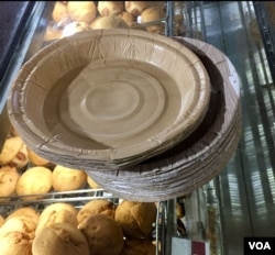 ហាង​នៅ​រដ្ឋ​ Sikkim ប្រើ​ប្រាស់​ចាន​ធ្វើ​ពី​ក្រដាស ឬ​ស្លឹក​ឈើ​ដើម្បី​បម្រើ​ដល់​អតិថិជន​នៅ​ទីក្រុង Gangtok។