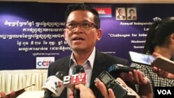 លោក ប៉ែន បូណា ប្រធានក្លឹបអ្នកកាសែតកម្ពុជា និង​ជានិពន្ធនាយក​នៃ​ទូរទស្សន៍​ PNN ថ្លែង​ទៅ​កាន់​អ្នក​សារ​ព័ត៌មានក្នុង​កិច្ចប្រជុំ​ស្តីពី​បញ្ហា​ប្រឈម​នៃ​ប្រព័ន្ធផ្សព្វ​ផ្សាយ​ឯករាជ្យ​ឆ្នាំ​២០១៧ នៅ​ថ្ងៃទី​២១ ខែ​កុម្ភៈ ឆ្នាំ​២០១៨។ (កាន់ វិច្ឆិកា/VOA)