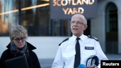 Le commissaire adjoint Mark Rowley de la police métropolitaine et la directrice médicale Sally Davies, annonçant que l’ex-agent double russe Sergueï Skripal et sa fille Yulia ont été empoisonnés par un agent neurotoxique, 3 mars 2018.