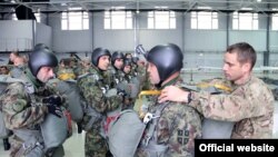 Izvedeni skokovi srpskih i američkih vojnih padobranaca, u Kovinu nedaleko od Beograda, 16. novembra 2017. (Foto: Ministarstvo odbrane Srbije)