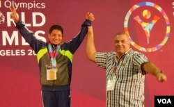 叙利亚男孩斯玛卡获得轮滑金牌（美国之音国符拍摄）