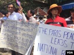 បាតុករ​គាំទ្រ​កិច្ចព្រមព្រៀង​សន្តិភាព​ក្រុង​ប៉ារីស (ហ៊ុល រស្មី/VOA)