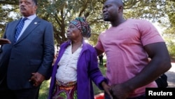 Mahaifiyar Thomas Eric Duncan, dan kasar Laberiya da ya mutu da cutar Ebola a Dallas, a nan ta na tare da Jesse Jackson da wani dan ta