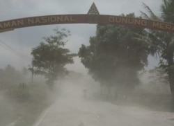Abu beterbangan di Jalan kawasan Taman Nasional Gunung Merapi, Jumat 27 Maret 2020. (Foto: FMM via Jatmiko)