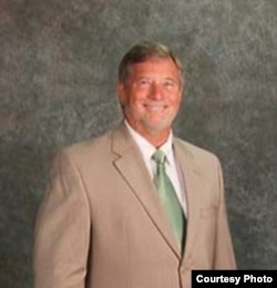 维吉尼亚州退休学区总监华伦·斯徒特(Warren Stewart)