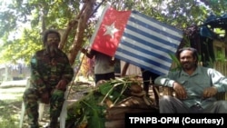 Juru bicara Tentara Pembebasan Nasional Papua Barat-Organisasi Papua Merdeka (TPNPB-OPM), Sebby Sambom (kanan)