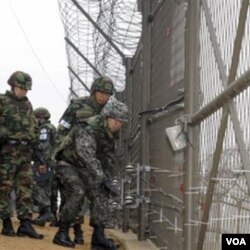 Jenderal Hwang Eui-don (kanan), Kepala Staf Gabungan Angkatan Bersenjata Korea Selatan, mengecek pagar di Zona Demilitarisasi antara kedua Korea selagi berpatroli bersama pasukan angkatan daratnya di Paju, Korea Selatan.