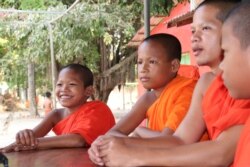 Young monks study dharma at Chumpouvaon pagoda, in Oudong district, Kandal province, on April 5, 2020. (Phorn Bopha/VOA)
