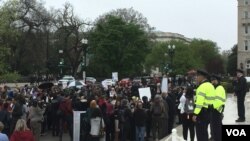 Hundreds of protesters rallied for more than two hours outside the U.S. Supreme Court during a hearing about the Trump administration’s third travel ban, Washington, April 25, 2018. (V. Macchi/VOA)