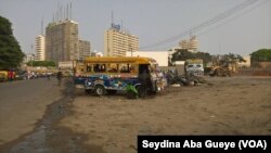 Des ''Car rapide'' à la gare de Lat Dior, à Dakar, au Sénégal, le 21 mai 2017. (VOA/Seydina Aba Gueye)