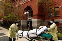 Emergency Medical Technicians (EMTs) wheel a man out of the Cobble Hill Health Center nursing home during an ongoing outbreak of the coronavirus disease (COVID-19) in the Brooklyn borough of New York, U.S., April 17, 2020. REUTERS/Lucas Jackson