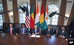 Le président Barack Obama et ses homologues Mahamadou Issoufou du Niger, Yayi Boni du Bénin, Alpha Condé de Guinée et Alassane Ouattara de Côte d'Ivoire, à la Maison-Blanche, le 29 juillet 2011