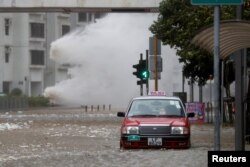 23일 홍콩 도심 차도에 태풍 '하토'가 몰고 온 파도가 들이치고 있다.
