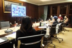 Menteri Luar Negeri Retno Marsudi hari Rabu (24/6) mengikuti pertemuan virtual bersama sejumlah menteri luar negeri membahas isu Israel-Palestina. Courtesy : Kemlu RI.