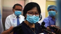 អ្នកស្រី ឱ វណ្ណឌីន អ្នកនាំពាក្យក្រសួងសុខាភិបាល ថ្លែងទៅកាន់អ្នកសារព័ត៌មានក្នុងអំឡុងយុទ្ធនាការចាក់វ៉ាក់សាំងបង្ការជំងឺកូវីដ១៩ របស់ក្រុមហ៊ុនរដ្ឋចិន Sinopharm នៅរាជធានីភ្នំពេញ ខែកុម្ភៈ ឆ្នាំ២០២១។ (ខាន់ សុគុំមនោ/វីអូអេ)