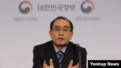 태영호 전 주영국북한대사관 공사가 지난해 12월 서울 세종로 정부서울청사에서 가진 통일부 기자단과의 간담회에서 북한 김정은 통치 체제의 실상 등과 관련한 기자의 질문에 답하고 있다.